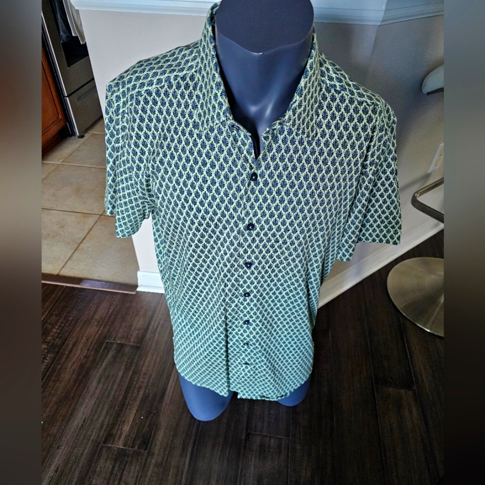 Stone Rose Large Short Sleeve Button-down Shirt